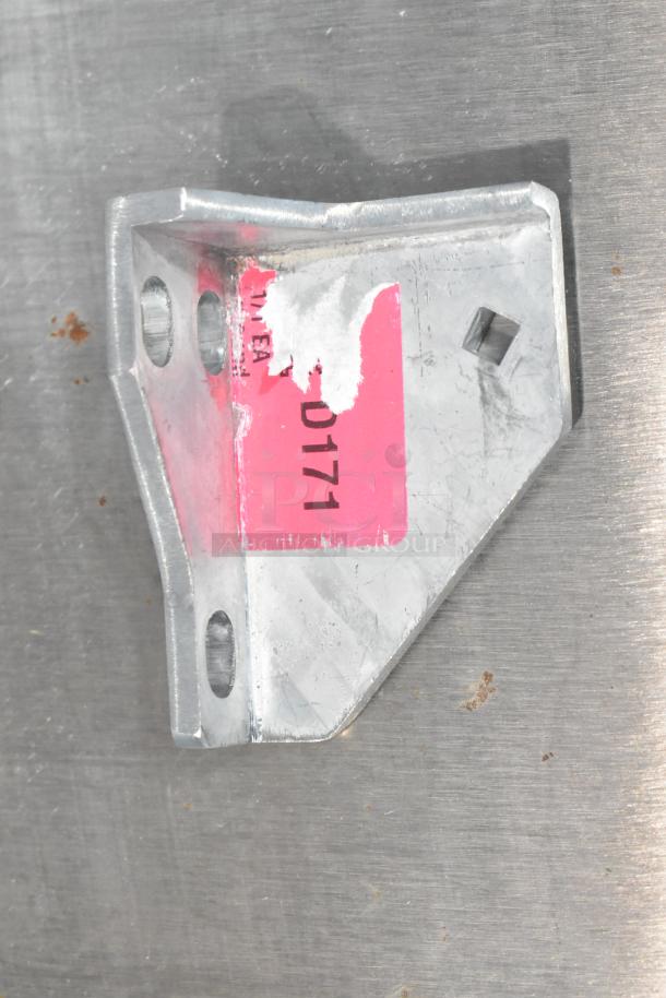 5 BRAND NEW SCRATCH AND DENT! Items Including 3 Avantco 360CPT608910 13" x 1 5/8" Divider Bar for CPT-60-HC Countertop Prep Rails, 178HINGCFDTL Hinge Bracket, 178HINGCFDBL Hinge Bracket. 5 Times Your Bid! - Image 8 of 10