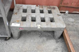 Metro Gray Poly Dunnage Rack.