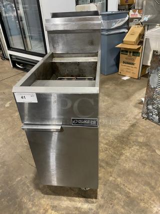 Dukers Commercial Stainless Steel Natural Gas Powered 40 Lb. Deep Fat Fryer! With 3 Tube Burners! With Back Splash & Basket Hanger! Model: DCF3-NG SN: 2004111DUK200910201100135! On Casters!