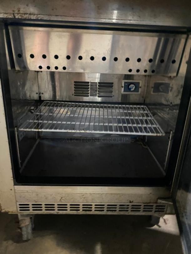 Everest Commercial Stainless Steel Single Door Refrigerated Bain Marie Style Mega Top Salad/Sandwich Prep Table! With Removable Cutting Board! With Poly Coated Wire Rack! Model: EPBR1 SN: EPBR110070008! 115V 1 Phase! On Casters! - Image 4 of 8