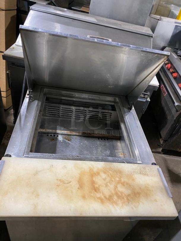 Everest Commercial Stainless Steel Single Door Refrigerated Bain Marie Style Mega Top Salad/Sandwich Prep Table! With Removable Cutting Board! With Poly Coated Wire Rack! Model: EPBR1 SN: EPBR110070008! 115V 1 Phase! On Casters! - Image 5 of 8