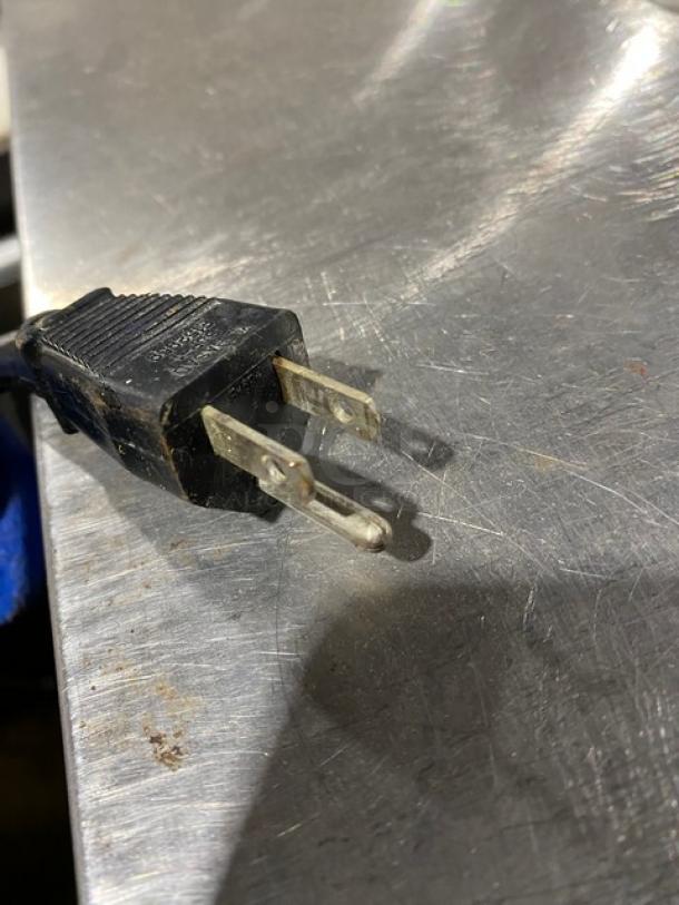 Everest Commercial Stainless Steel Single Door Refrigerated Bain Marie Style Mega Top Salad/Sandwich Prep Table! With Removable Cutting Board! With Poly Coated Wire Rack! Model: EPBR1 SN: EPBR110070008! 115V 1 Phase! On Casters! - Image 7 of 8