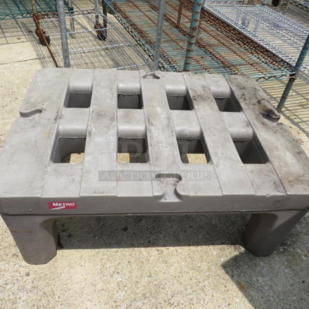One Metro Poly Dunnage Rack. #DF480. 30X22X12 - Image 1 of 1