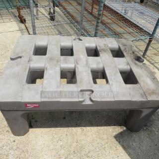 One Metro Poly Dunnage Rack. #DF480. 30X22X12