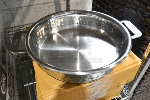 3 BRAND NEW SCRATCH AND DENT! Bon Chef 60022HF Cucina 1 Qt. 24 oz. Hammered Finish Stainless Steel Round Casserole with Lid. 3 Times Your Bid! - Image 3 of 5