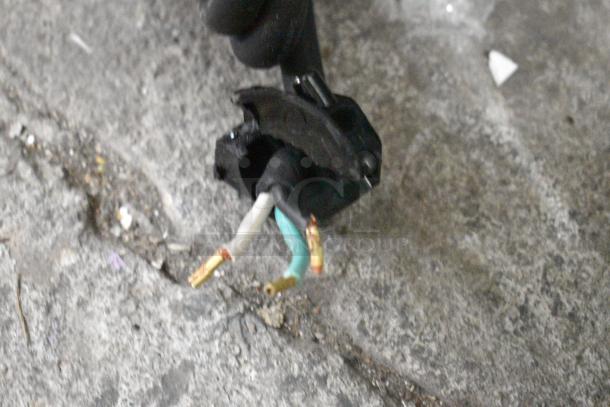 BRAND NEW SCRATCH AND DENT! ServIt 423HDM26SA HDM-26 26" Self / Full Service 3 Shelf Countertop Heated Display Case with Sliding Doors. See Pictures for Broken Glass. 120 Volts, 1 Phase. Cannot Test Due To Damaged Plug - Image 10 of 10