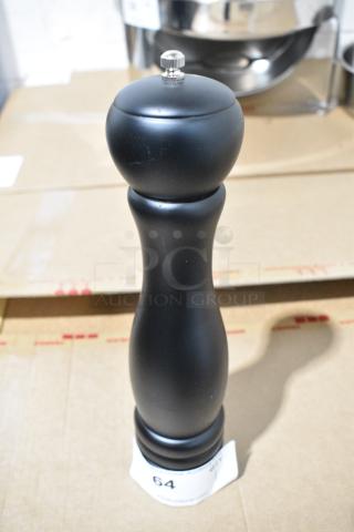 BRAND NEW SCRATCH AND DENT! Salt/Pepper Grinder