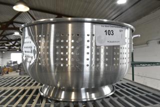 BRAND NEW SCRATCH AND DENT! Choice 40716QTALMHB 16 Qt. Aluminum Colander with Base and Handles