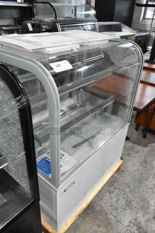 BRAND NEW SCRATCH AND DENT! Avantco 193BC36HCW 36" Curved Glass White Refrigerated Bakery Display Case. See Pictures for Glass Damage. 120 Volts, 1 Phase. Tested and Working!