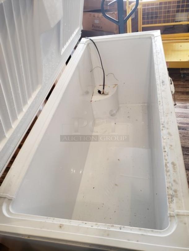 Whirlpool WZC3122DW Chest Freezer with Extra-Large Capacity. Good Working Condition. - Image 2 of 6