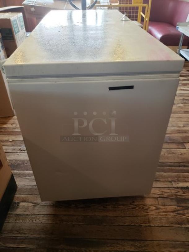 Whirlpool WZC3122DW Chest Freezer with Extra-Large Capacity. Good Working Condition. - Image 3 of 6
