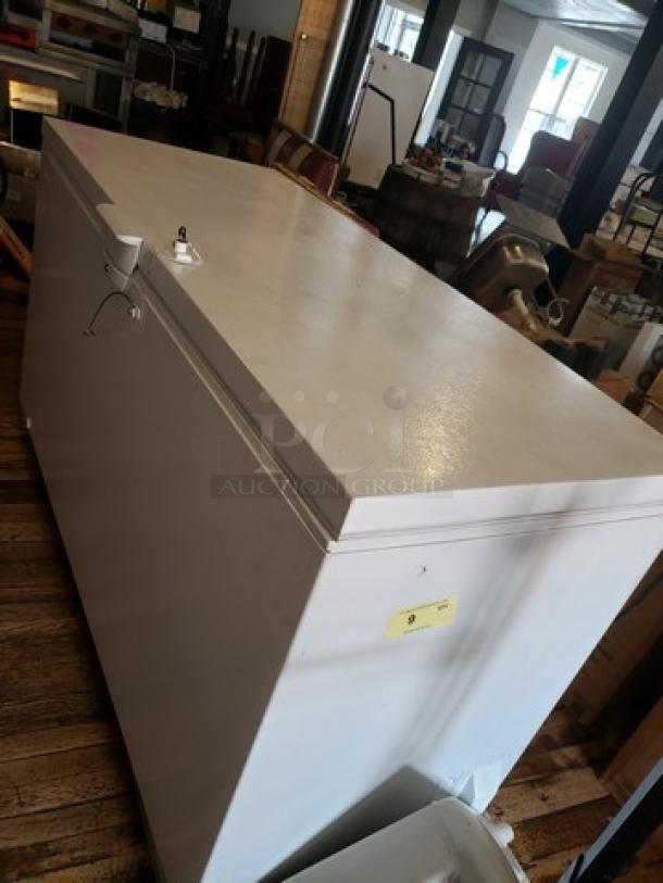 Whirlpool WZC3122DW Chest Freezer with Extra-Large Capacity. Good Working Condition. - Image 4 of 6