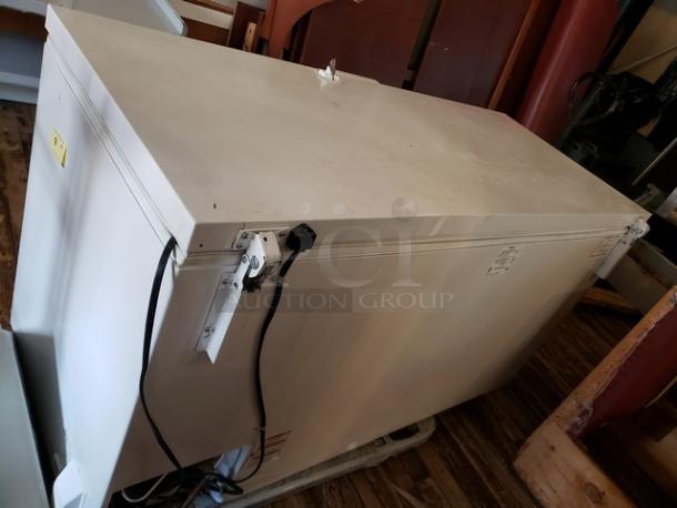 Whirlpool WZC3122DW Chest Freezer with Extra-Large Capacity. Good Working Condition. - Image 5 of 6