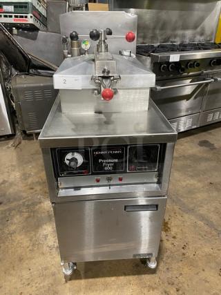 Henny Penny Commercial Stainless Steel Natural Gas Powered Pressure Fryer! With Color-Keyed Locking Spindle & Lid-Lock System! Model: 600 SN: AN0509073! 120V 1 Phase! On Casters!