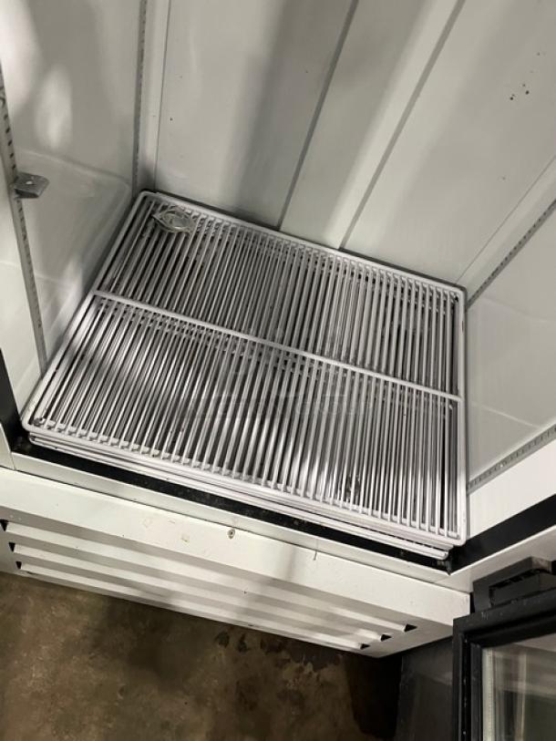 Manitowoc/McCall Commercial Single Door Reach In Refrigerator Merchandiser! With View Through Door! With Poly Coated Rack! Model MER17GWG Serial 1007152090037! 115V 1Phase! - Image 5 of 9