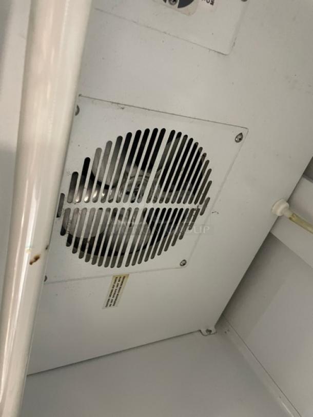 Manitowoc/McCall Commercial Single Door Reach In Refrigerator Merchandiser! With View Through Door! With Poly Coated Rack! Model MER17GWG Serial 1007152090037! 115V 1Phase! - Image 7 of 9