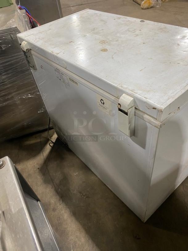 Haier Commercial White Free- Standing Chest Freezer! With Top Hinged Lift-Up Style Lid! Model: HE71CL53NW SN: B300G0E6K00WTF4E1308! 115V 1 Phase! WORKING WHEN REMOVED! - Image 4 of 7