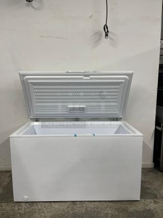 MAGIC CHEF 8.7 cu. ft. Manual Defrost Chest Freezer in White
