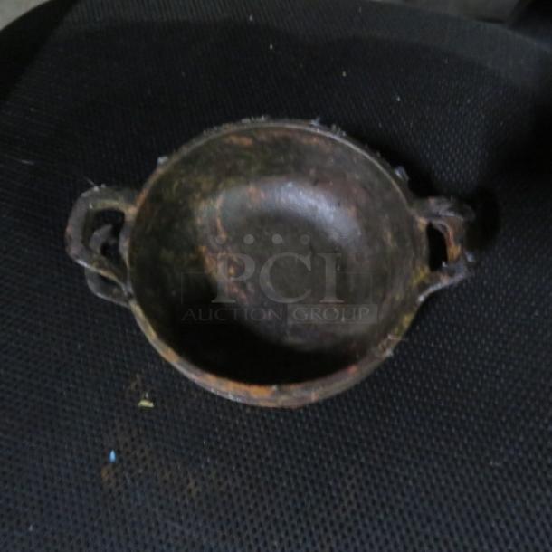 5 Inch Round Cast Iron Individual Server. 8XBID - Image 1 of 1