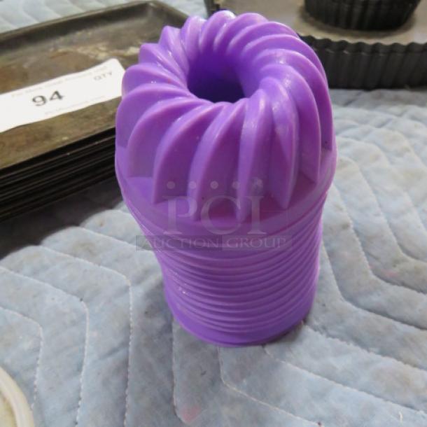 Single Silicone Mini Bundt Cake Mold. 14XBID - Image 1 of 1