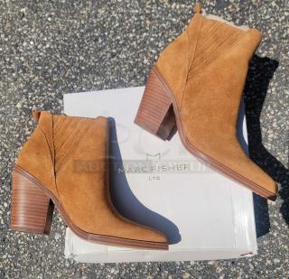 💥 New in Box 💥 Marc Fisher Woman's Tan Suede Alva Pointy-Toe Ankle Boots - Size 7.5 M
Step out in style with these brand new, never-worn Marc Fisher Alva ankle boots! Still in their original box, these stunning boots feature a chic pointy toe and luxurious tan suede. A versatile addition to any wardrobe, perfect for dressing up or down. Don't miss out on this incredible deal!