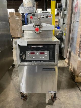 WOW! Henny Penny Commercial Stainless Steel Natural Gas Powered Pressure Fryer! With Color-Keyed Locking Spindle & Lid-Lock System! With Computron 1000 Digital Controls! Model: 600 SN: AN1511089! 120V 1 Phase! On Casters!
