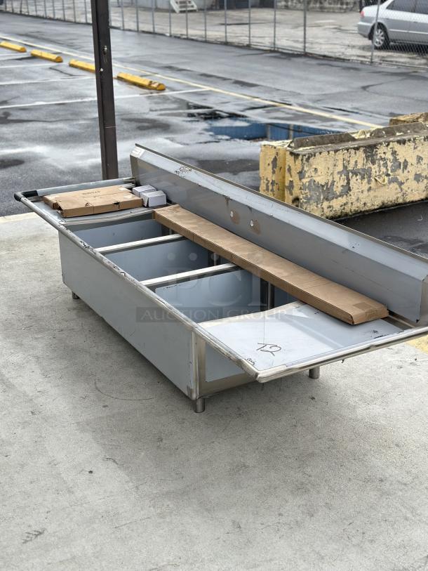 BRAND NEW! SCRATCH AND DENT! Regency - 16-Gauge Stainless Steel Three Compartment Commercial Sink with Galvanized Steel Legs and 2 Drainboards - 23" x 23" x 12" Bowls - Image 2 of 4