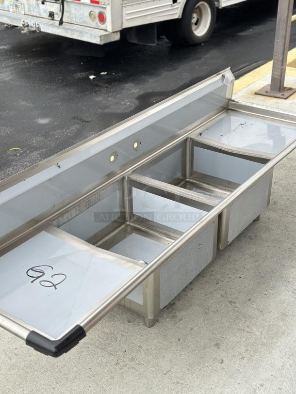 BRAND NEW! SCRATCH AND DENT! Regency - 16 Gauge Stainless Steel Two Compartment Sink with 2 Drainboards - 23" x 23" x 12" Bowls - Image 2 of 4