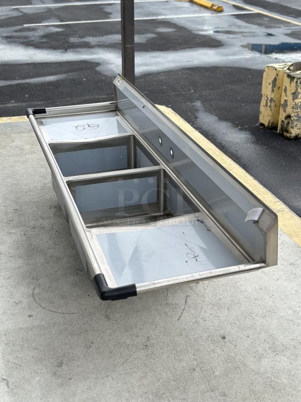 BRAND NEW! SCRATCH AND DENT! Regency - 16 Gauge Stainless Steel Two Compartment Sink with 2 Drainboards - 23" x 23" x 12" Bowls - Image 4 of 4