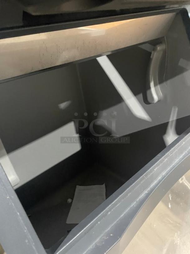 Manitowoc Commercial Stainless Steel Electric Powered Ice Making Machine Head/Scotsman Commercial Ice Storage Bin Combo! With Lift-Open Style Door! Model: IY0696N-261/B530S SN: 1101210337/09111320010124! 208-230V 1 Phase! On Legs! - Image 8 of 8