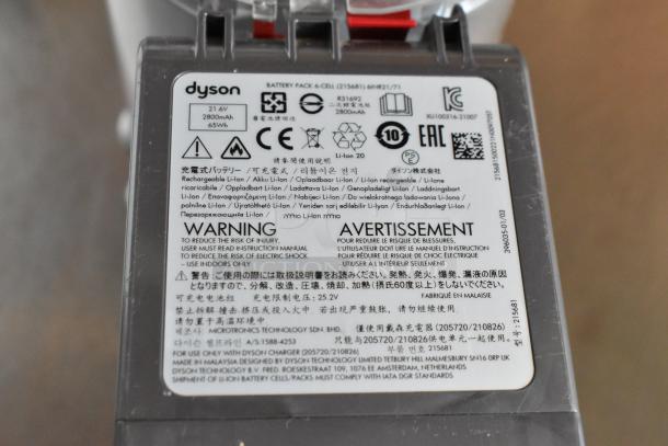 Dyson battery pack, 21.6V, 2800mAh, 65Wh, model 215681, with safety warnings and usage instructions. Made in Malaysia.