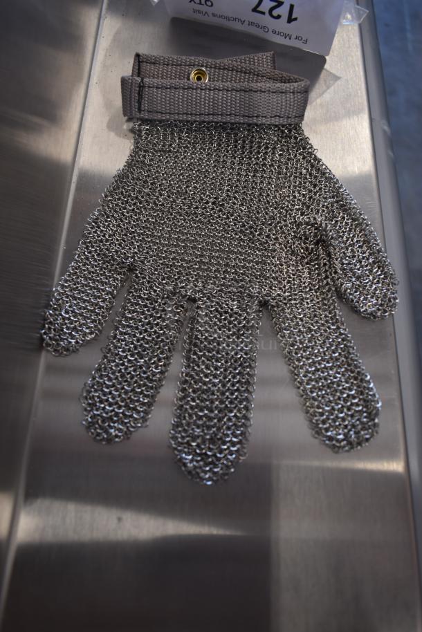 BRAND NEW SCRATCH AND DENT! 220MCTGLVXS Schraf Stainless Steel Mesh Cut-Resistant Glove - Extra Small - Image 1 of 4