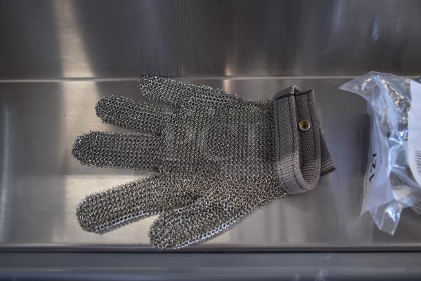 BRAND NEW SCRATCH AND DENT! 220MCTGLVXS Schraf Stainless Steel Mesh Cut-Resistant Glove - Extra Small - Image 2 of 4