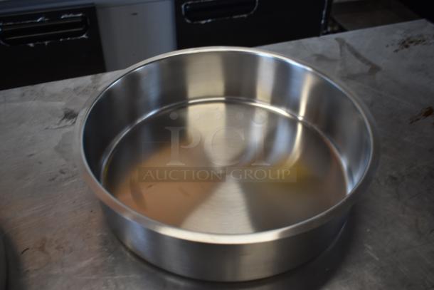 7 BRAND NEW SCRATCH AND DENT! Items Including HA80182 American Metalcraft HA80182 18" x 2" Heavy Weight Aluminum Straight Sided Cake / Deep Dish Pizza Pan, 922EC14WP Acopa Supreme 6.5 Qt. Round Chafer Water Pan. 7 Times Your Bid! - Image 4 of 6