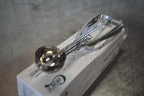 2 BRAND NEW SCRATCH AND DENT! Choice 4075HD60 #60 Round Stainless Steel Squeeze Handle Disher - 0.56 oz.. 2 Times Your Bid! - Image 2 of 6