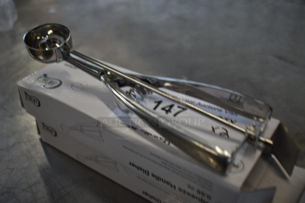 2 BRAND NEW SCRATCH AND DENT! Choice 4075HD60 #60 Round Stainless Steel Squeeze Handle Disher - 0.56 oz.. 2 Times Your Bid! - Image 3 of 6