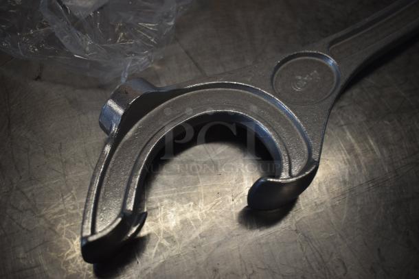 BRAND NEW SCRATCH AND DENT! Choice 407POA16 15" Aluminum Pail Opener - Image 2 of 4