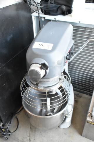 Hobart Legacy HL200 Metal Commercial 20 Quart Planetary Dough Mixer w/ Stainless Steel Mixing Bowl, Bowl Guard, Dough Hook and Paddle Attachments. 100-120 Volts, 1 Phase. - Item #1192703