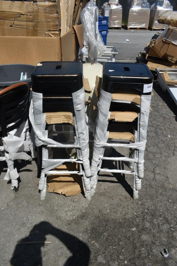 6 BRAND NEW SCRATCH AND DENT! Black Metal Tolix Style Bar Height Stool. 6 Times Your Bid! - Image 4 of 4