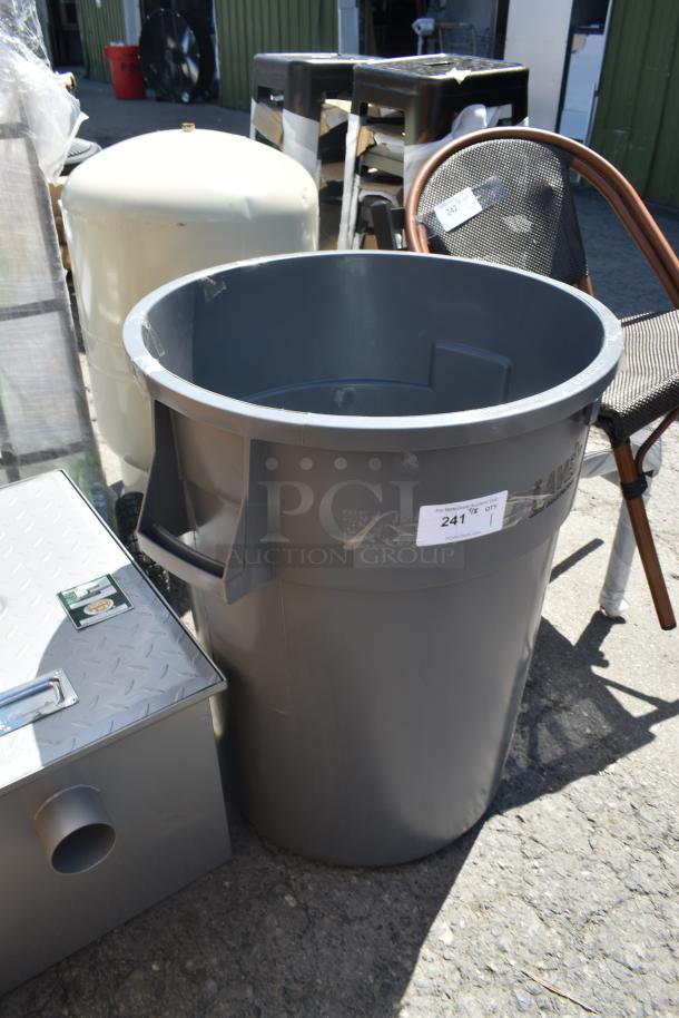 BRAND NEW SCRATCH AND DENT! Lavex 475TCRND44GY 44 Gallon Gray Round Commercial Trash Can - Image 2 of 4