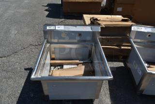 BRAND NEW SCRATCH AND DENT! Regency 600S12424 29" 16 Gauge Stainless Steel One Compartment Commercial Sink with Stainless Steel Legs and Cross Bracing - 24" x 24" x 14" Bowl