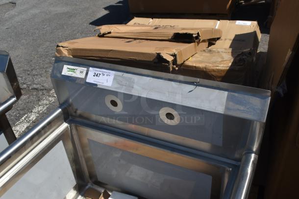BRAND NEW SCRATCH AND DENT! Regency 600S12424 29" 16 Gauge Stainless Steel One Compartment Commercial Sink with Stainless Steel Legs and Cross Bracing - 24" x 24" x 14" Bowl - Image 4 of 7