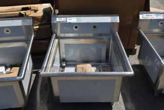 BRAND NEW SCRATCH AND DENT! Regency 600S12424 29" 16 Gauge Stainless Steel One Compartment Commercial Sink with Stainless Steel Legs and Cross Bracing - 24" x 24" x 14" Bowl