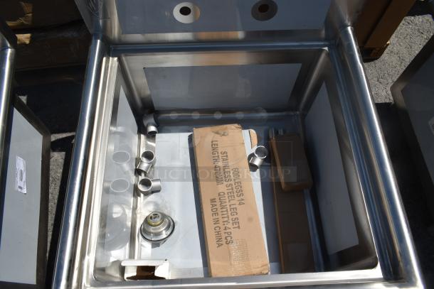 BRAND NEW SCRATCH AND DENT! Regency 600S12424 29" 16 Gauge Stainless Steel One Compartment Commercial Sink with Stainless Steel Legs and Cross Bracing - 24" x 24" x 14" Bowl - Image 4 of 5