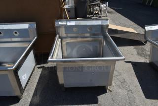 BRAND NEW SCRATCH AND DENT! Regency 600S12424 29" 16 Gauge Stainless Steel One Compartment Commercial Sink with Stainless Steel Legs and Cross Bracing - 24" x 24" x 14" Bowl