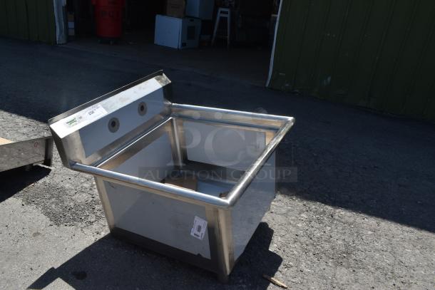 BRAND NEW SCRATCH AND DENT! Regency 600S12424 29" 16 Gauge Stainless Steel One Compartment Commercial Sink with Stainless Steel Legs and Cross Bracing - 24" x 24" x 14" Bowl - Image 2 of 8