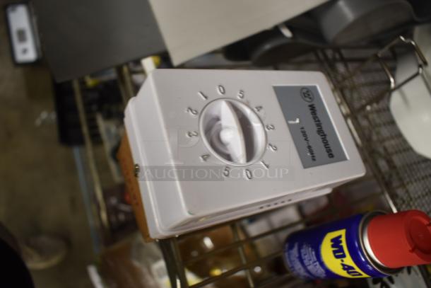 Vintage Westinghouse timer, white body, dial from 1 to 12, labeled 120V-60Hz. Minor wear, functional condition.