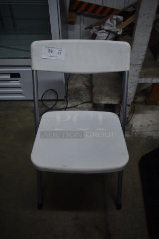 White metal chair with a plastic seat and backrest, showing light wear. Auction tag indicates quantity: 1, lot number: 39.