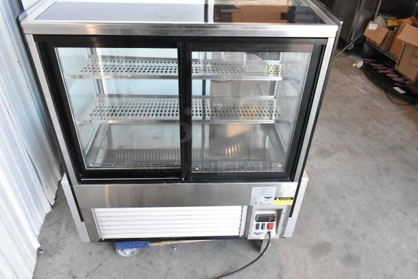 Vollrath RDE8236 40862 Refrigerated Countertop Display Case Cubed Glass Merchandiser. 120 Volts, 1 Phase. Tested and Working! - Image 13 of 16