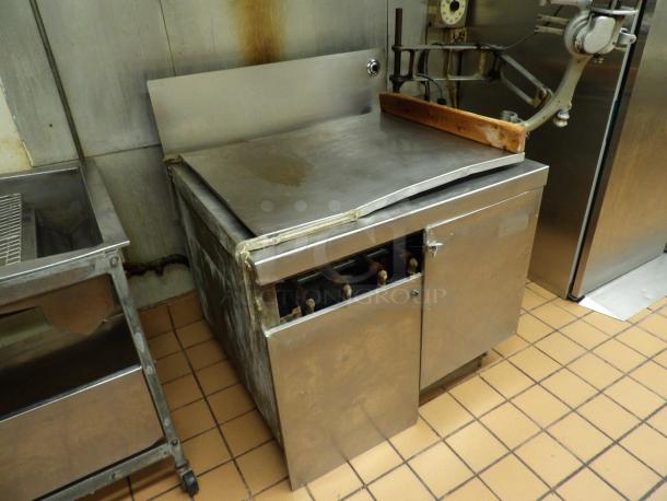 Belshaw Gas Donut Fryer. Prepare 4 dozen compacity. Comes with filtration system to filter and clean fryer oil. - Image 5 of 7